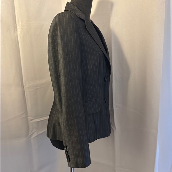 Ann Taylor lined fitted Women's Grey and Blue Pinstripe Blazer. Size 8. - Picture 2 of 12
